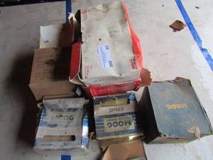 lot 92 image: Large lot of moog piston rings various sizes