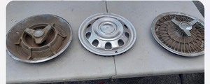 lot 5 image: 3 HUBCAPS  - 1 IS CHEVROLET