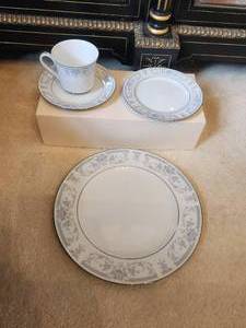 lot 4 image: Set of Sheffield Porcelain fine China - Blue Whisper - setting for 8