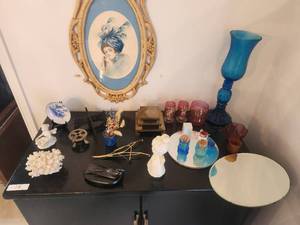 lot 15 image: Selection of decorative pieces