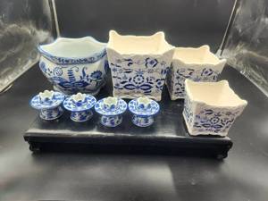 lot 30 image: Collection of Asian themed porcelain pieces