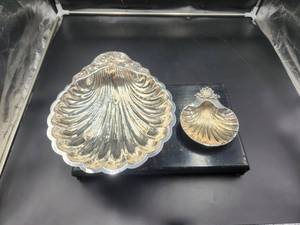 lot 31 image: Selection of 2 silver shell tray-catchalls -