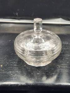 lot 39 image: Crystal glass lidded candy dish