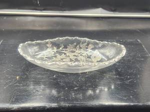 lot 40 image: Glass and silver plated oval bowl
