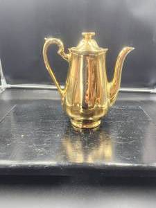 lot 42 image: Golden Glo by Hall Coffee pot