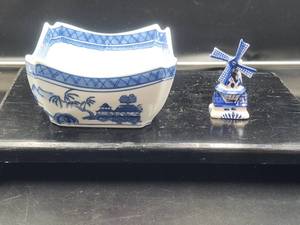 lot 52 image: Vintage Asian themed bowl and windmill shaker