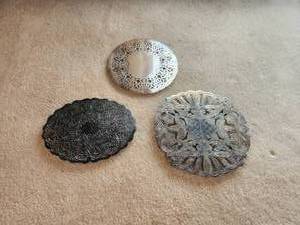 lot 57 image: Selection of 3 silver trivets