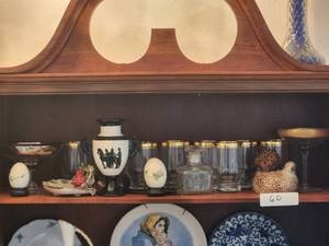 lot 60 image: Shelf lot of home decor.