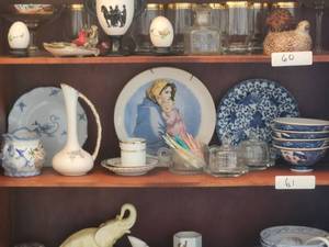 lot 61 image: Shelf lot of home decor.