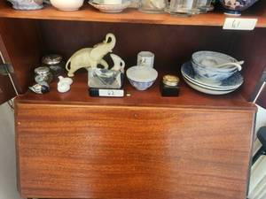 lot 62 image: Shelf lot of home decor.