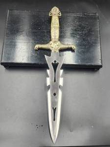 lot 72 image: Collectible dagger - knife