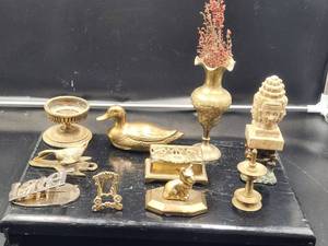 lot 73 image: Selection of vintage brass home decor.