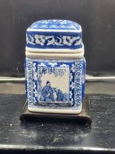 lot 75 image: Vintage Asian themed Ginger jar