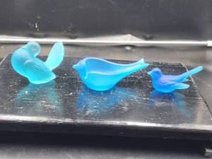lot 76 image: Selection of 3 vintage blue glass bird figures