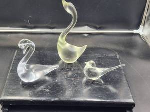 lot 79 image: Selection of 3 vintage glass bird figures