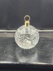 lot 90 image: Vintage 24% lead crystal bowl and lid - fine bohemian crystal