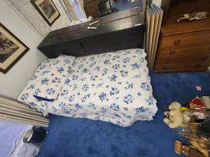 lot 114 image: Twin size bed with free mattresses
