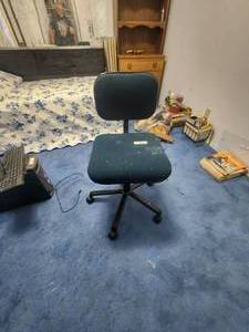 lot 119 image: Blue rolling office desk chair