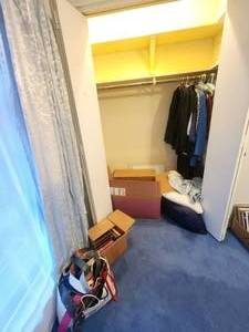lot 127 image: Contents of closet