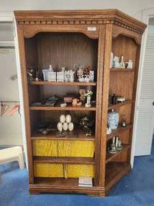 lot 132 image: Wood display cabinet - no contents