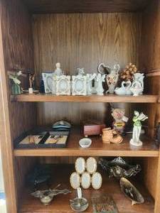 lot 133 image: Contents of shelves - home decor.
