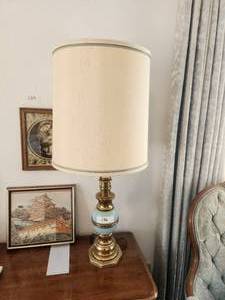 lot 136 image: Very nice tabletop lamp