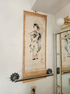 lot 145 image: Selection of home decor.