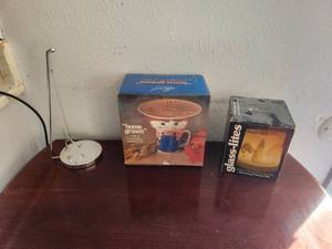 lot 150 image: Selection of home decor.