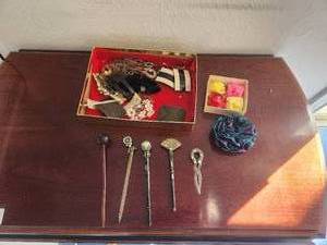 lot 152 image: Selection of vintage hair clips