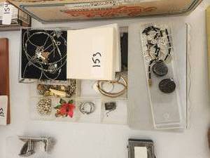 lot 153 image: Selection of vintage jewelry