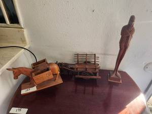 lot 155 image: Selection of wood decor.