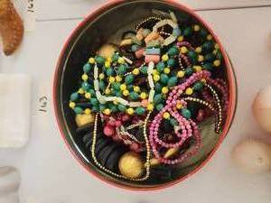 lot 164 image: Selection of vintage jewelry - necklaces