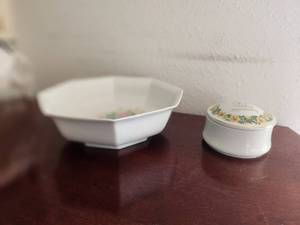 lot 175 image: Nice porcelain Japanese bowl and 50-year porcelain keepsake
