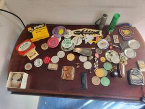 lot 177 image: Selection of collectible pieces