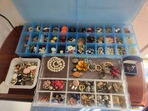 lot 178 image: Generous selection of vintage jewelry - earrings