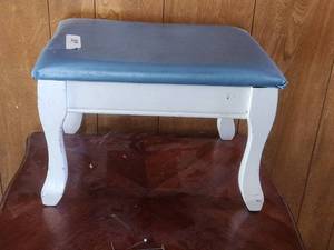 lot 189 image: Vintage upholstered footrest
