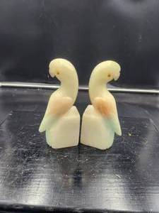 lot 207 image: Pair of birds made from Genuine Alabaster - Made in Italy