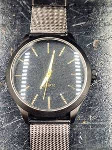 lot 210 image: Quartz watch