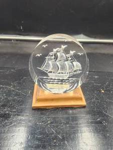 lot 213 image: Vintage Clipper ship paperweight