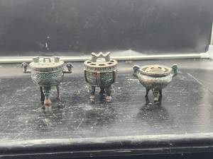 lot 215 image: Selection of 3 incense burners, one has damage