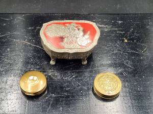 lot 216 image: Vintage trinket box from occupied Japan and 2 vintage powder cases
