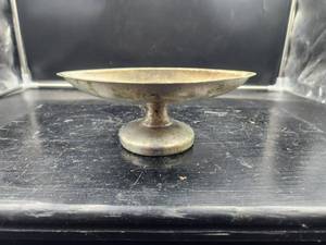 lot 260 image: Cecilware silver candy dish