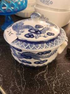 lot 285 image: Vintage Chinese serving dish with lid