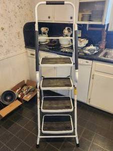 lot 299 image: Foldable 4 step metal step stool