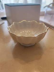 lot 323 image: Lenox bowl