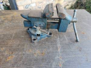 lot 339 image: Vintage Premier bench mount vice with anvil