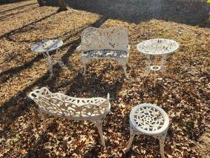 lot 366 image: Selection of wrought iron furniture in backyard