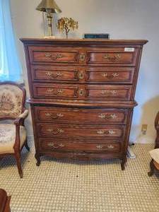 lot 353 image: Thomasville French style dresser - 20 x 42 x 53H