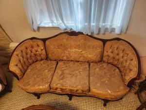 lot 349 image: Vintage-Antique French style upholstered couch - matches up with lot #351