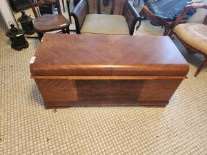 lot 357 image: Very nice vintage Lane cedar chest